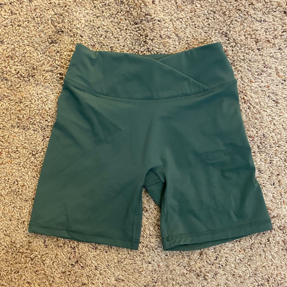 Oner active wrap shorts forest green. Size small.
